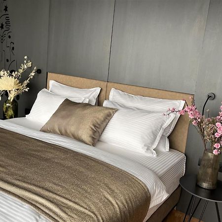 Arka Art Hotel ティラナ エクステリア 写真 A bed with bed linen