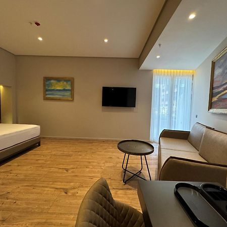 Arka Art Hotel ティラナ エクステリア 写真 A room at the hotel
