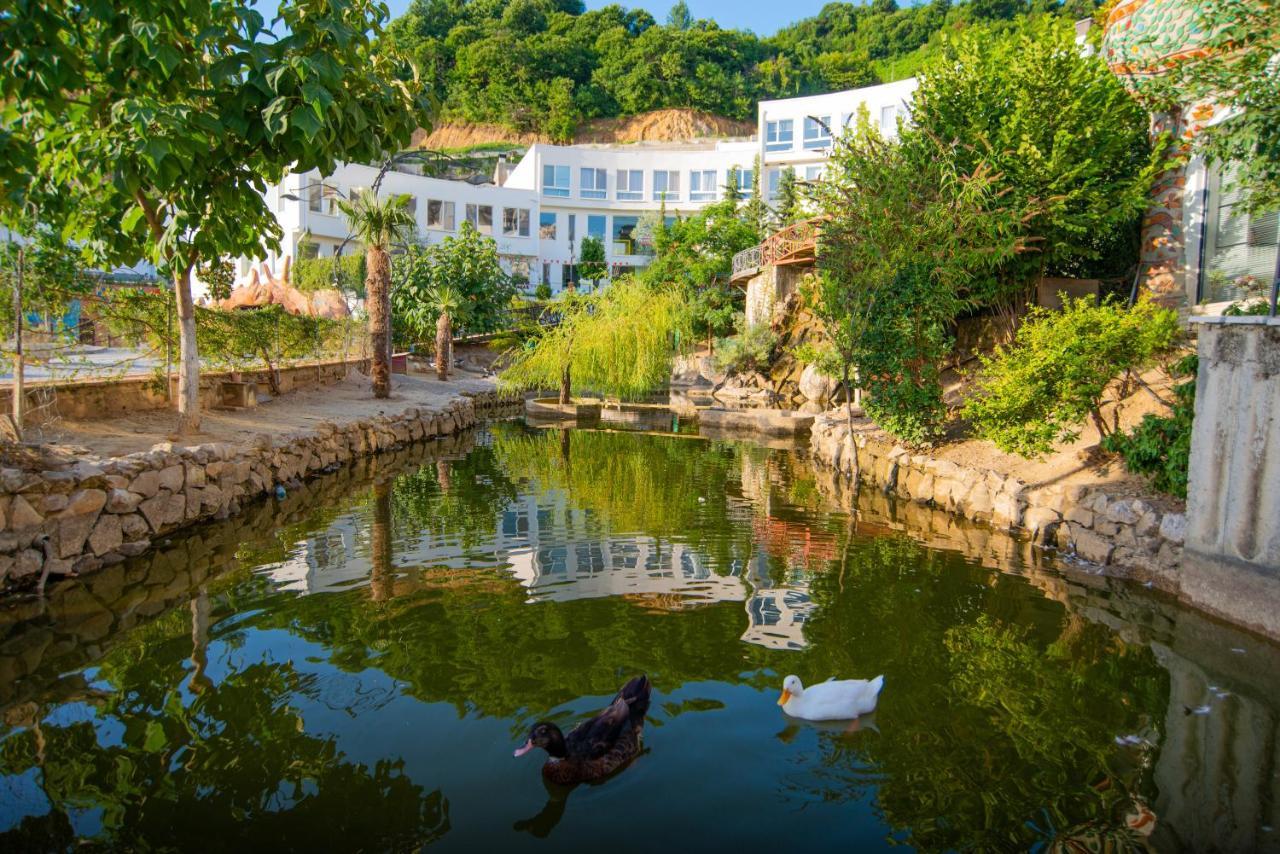Arka Art Hotel ティラナ エクステリア 写真 The duck pond