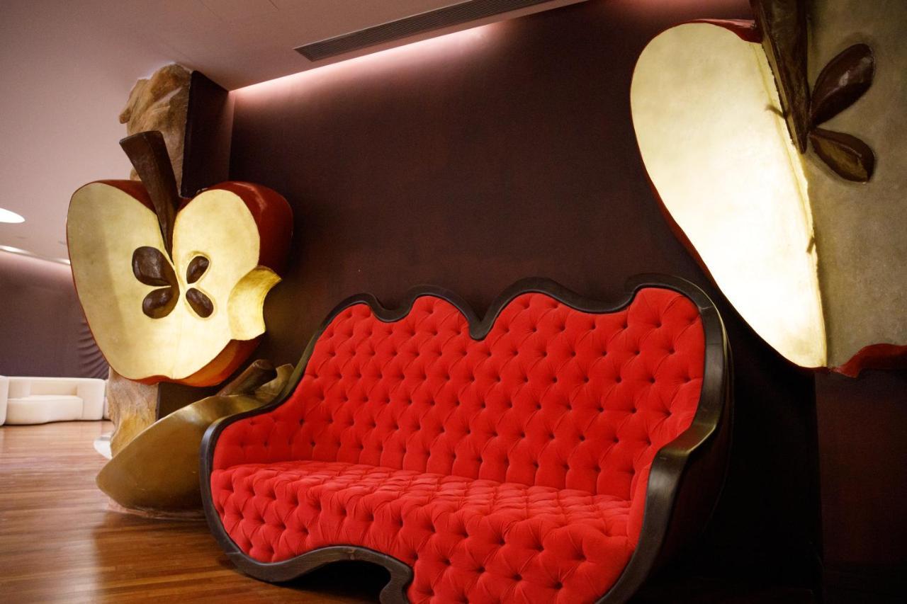 Arka Art Hotel ティラナ エクステリア 写真 The Apple sofa