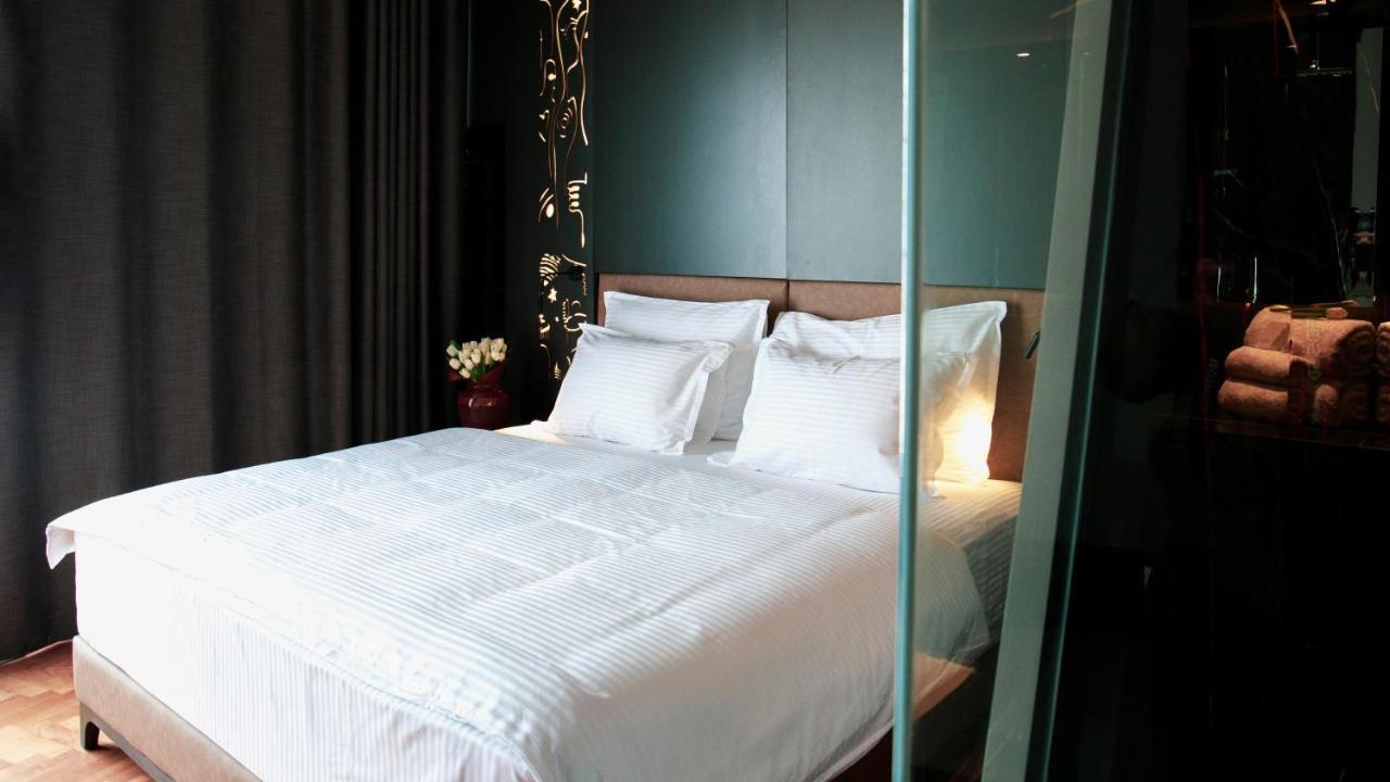 Arka Art Hotel ティラナ エクステリア 写真 A bed with white sheets