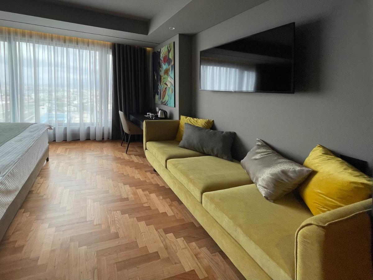 Arka Art Hotel ティラナ エクステリア 写真 A suite at the hotel