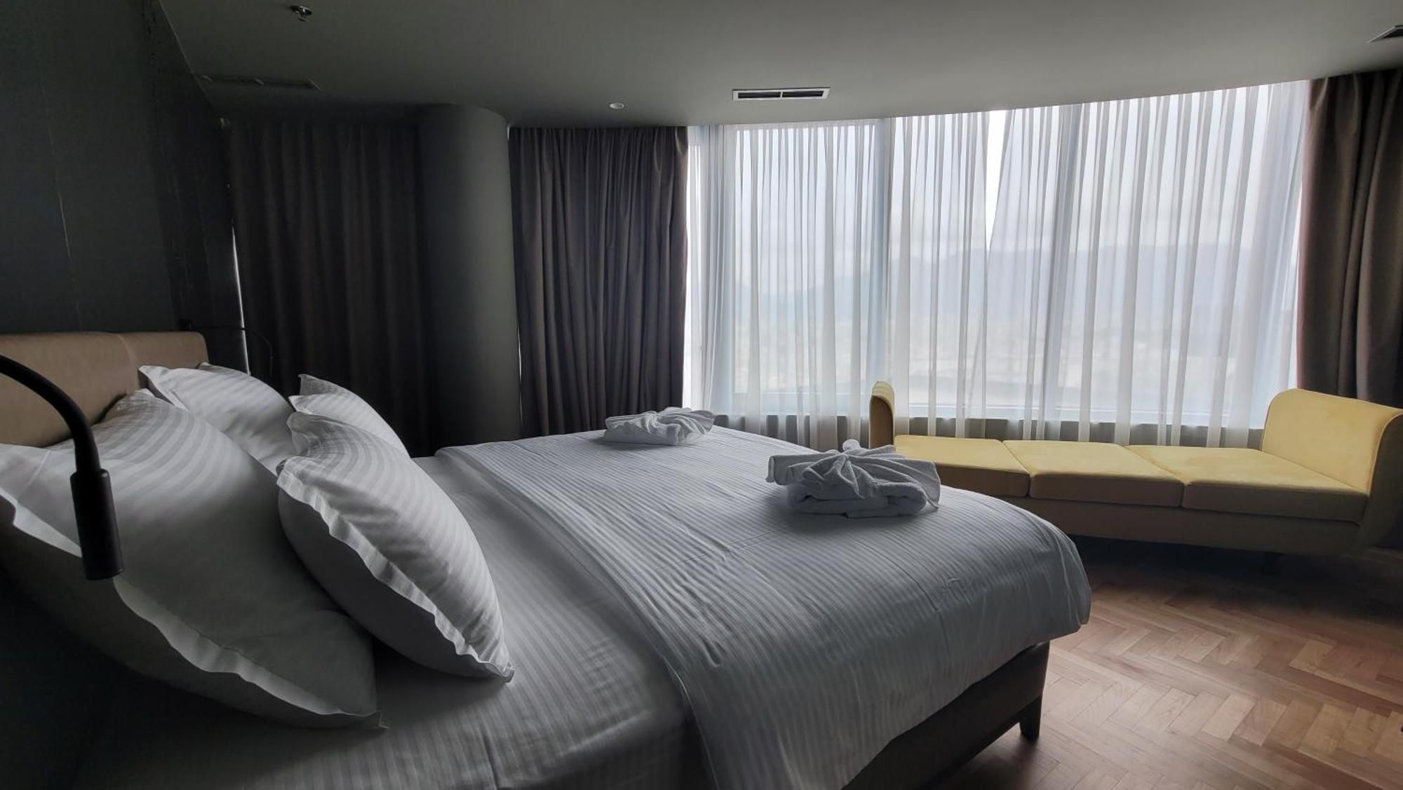 Arka Art Hotel ティラナ エクステリア 写真 A bedroom at the hotel