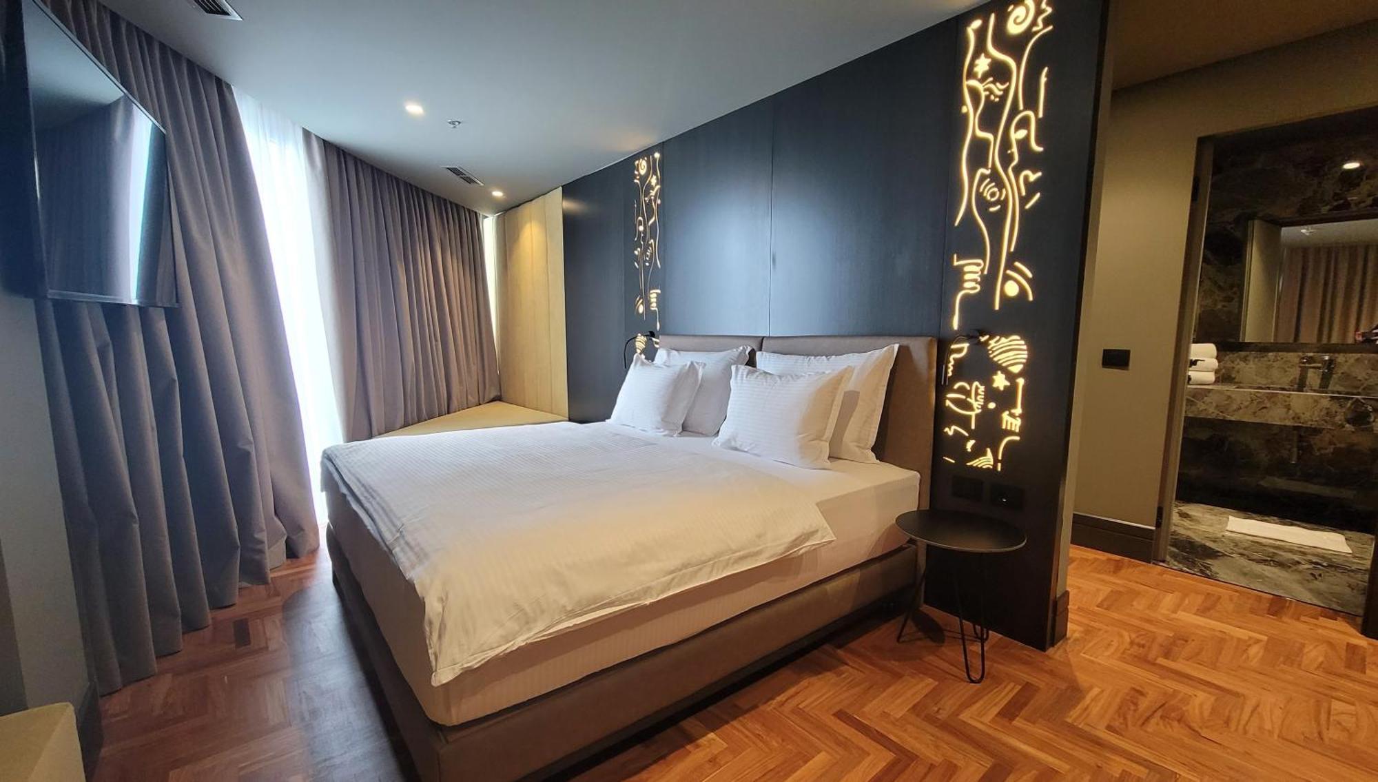 Arka Art Hotel ティラナ エクステリア 写真 A bedroom at the hotel