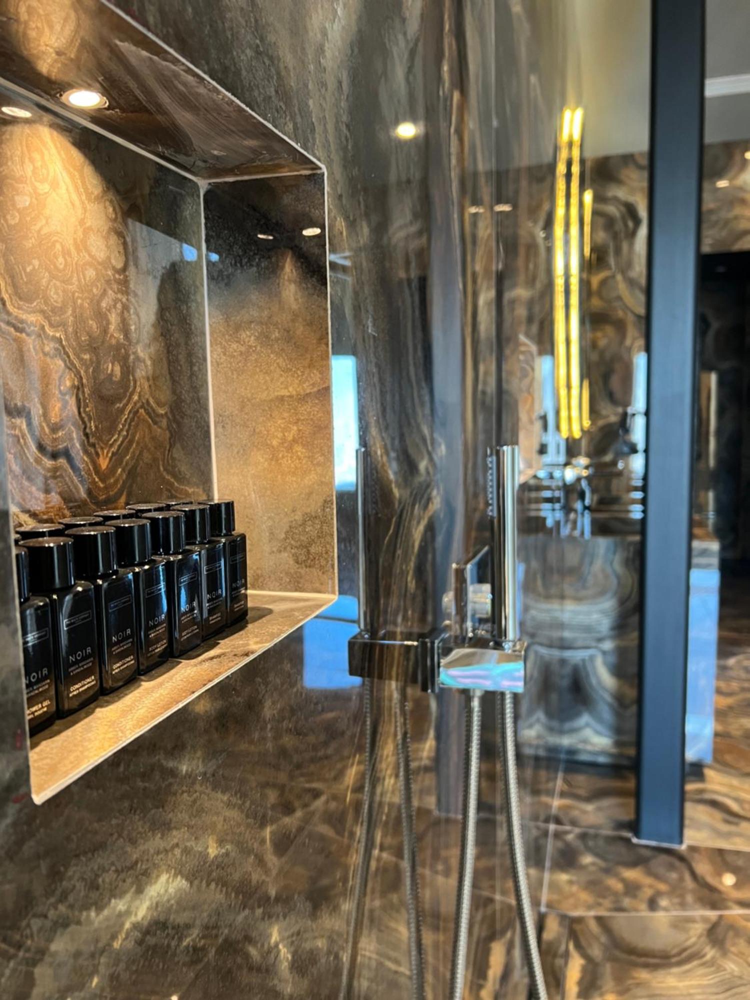 Arka Art Hotel ティラナ エクステリア 写真 A typical shower