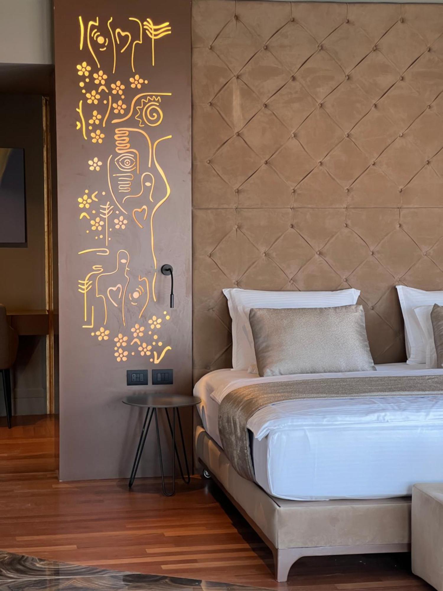 Arka Art Hotel ティラナ エクステリア 写真 A wall sticker