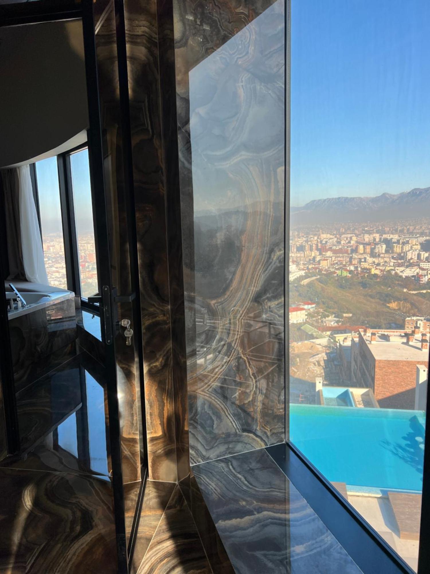 Arka Art Hotel ティラナ エクステリア 写真 View from the 100th floor