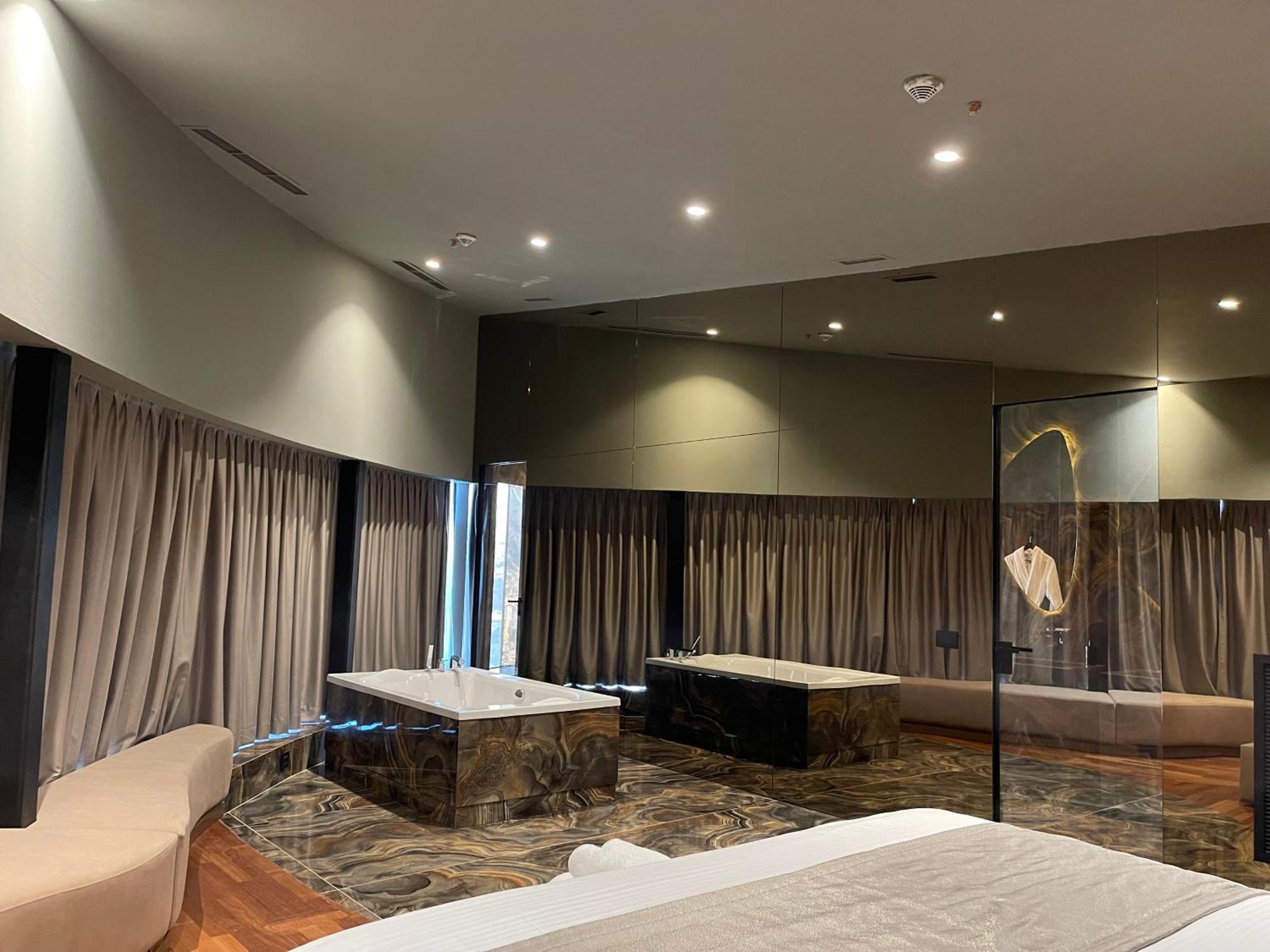 Arka Art Hotel ティラナ エクステリア 写真 A suite at the hotel