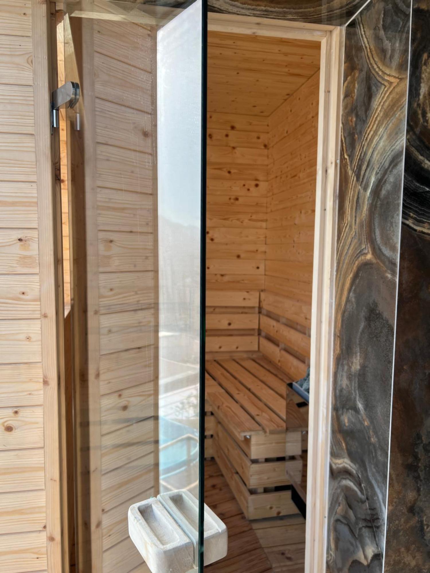 Arka Art Hotel ティラナ エクステリア 写真 A modern Finnish sauna