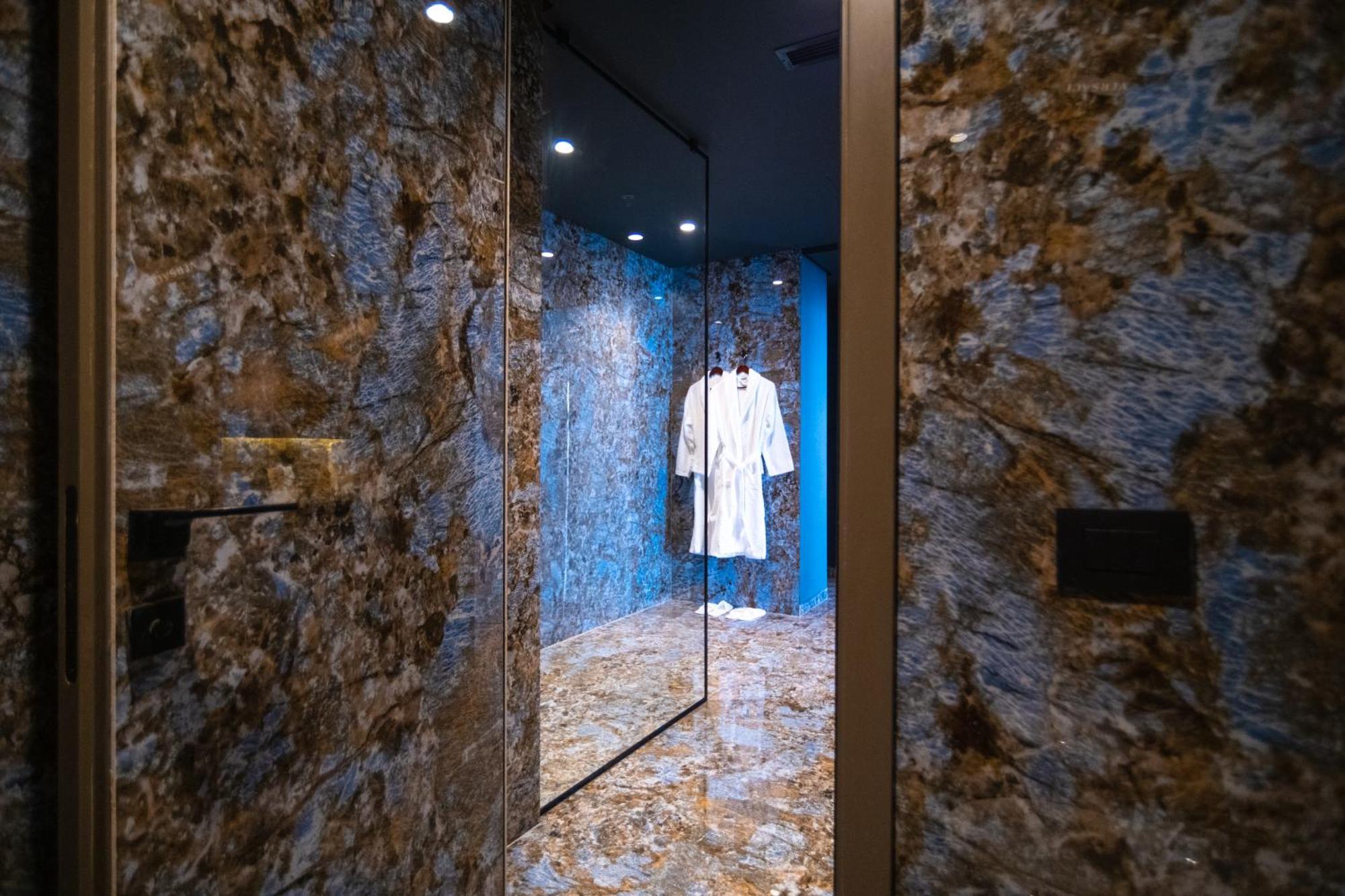 Arka Art Hotel ティラナ エクステリア 写真 Bathroom