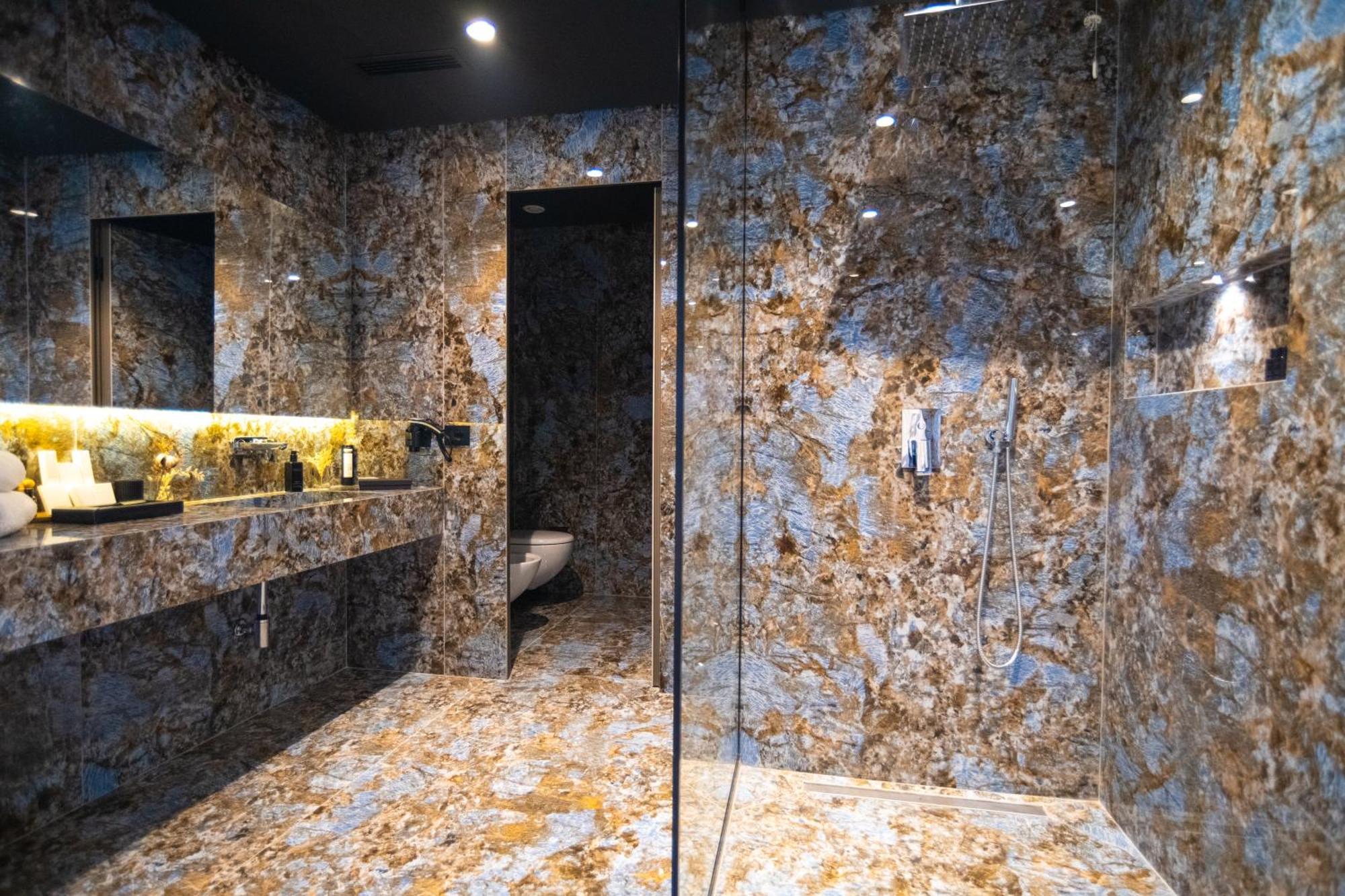 Arka Art Hotel ティラナ エクステリア 写真 Bathroom in the hotel