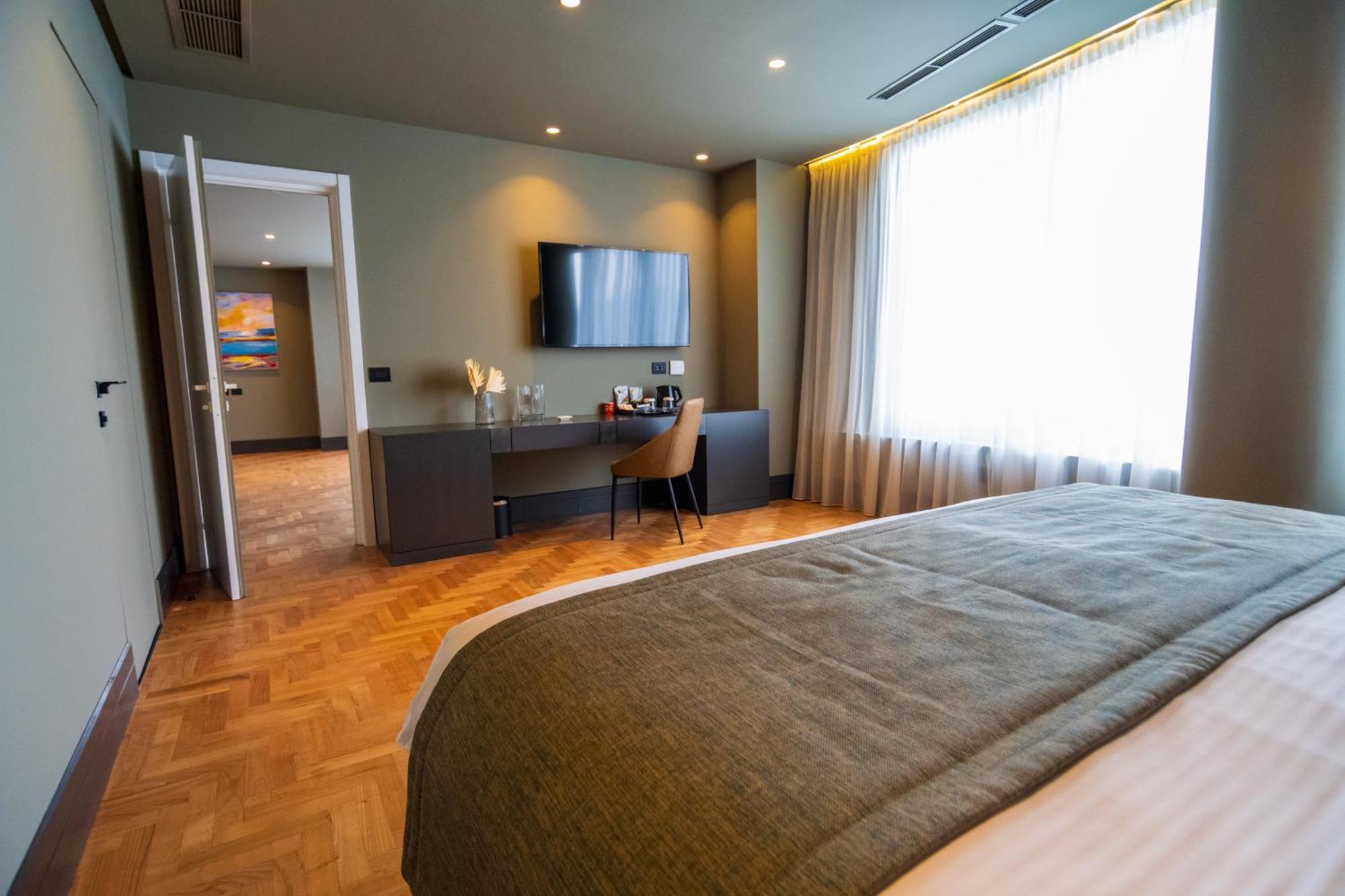 Arka Art Hotel ティラナ エクステリア 写真 A room at the hotel