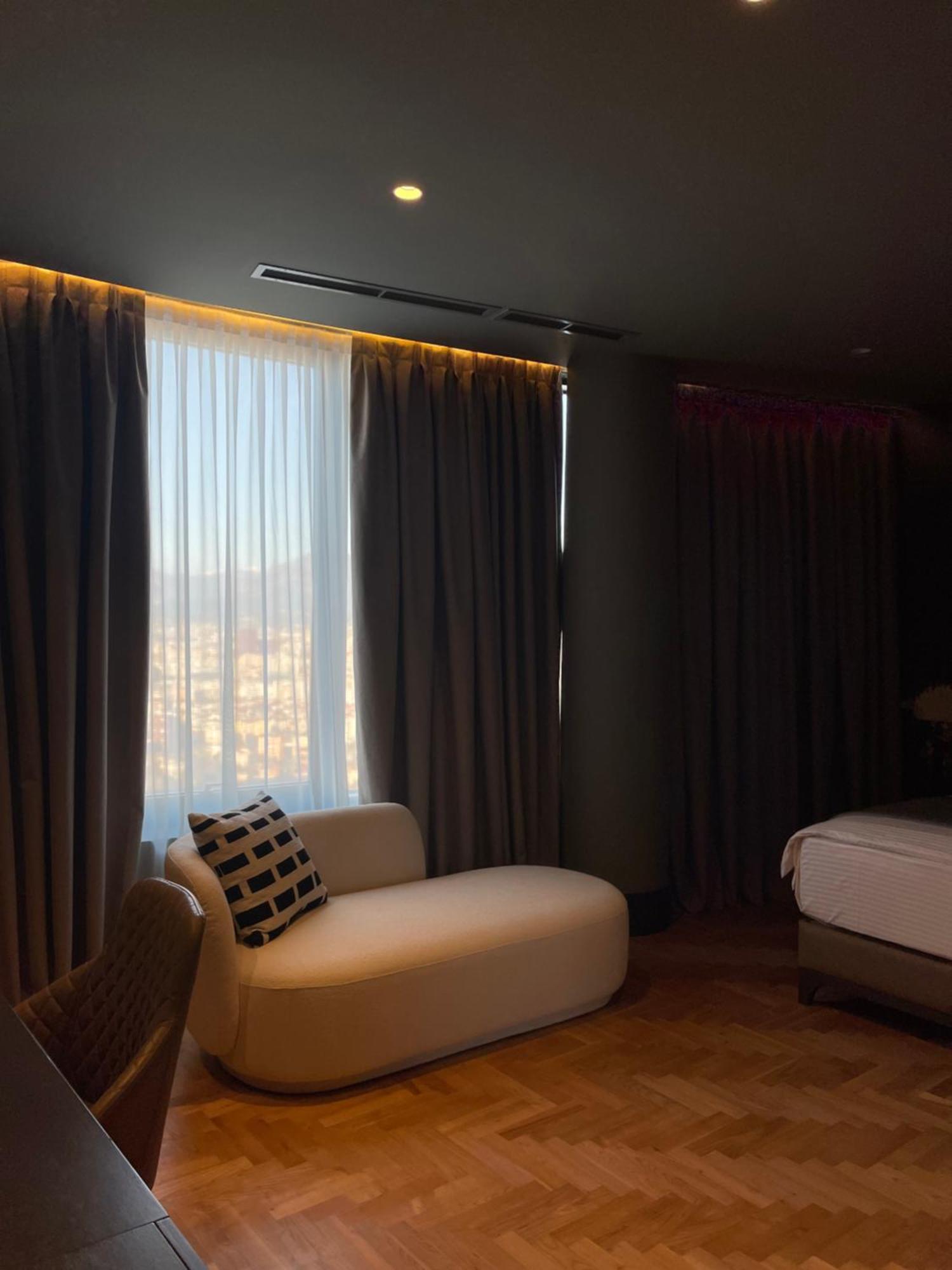 Arka Art Hotel ティラナ エクステリア 写真 A room at the hotel