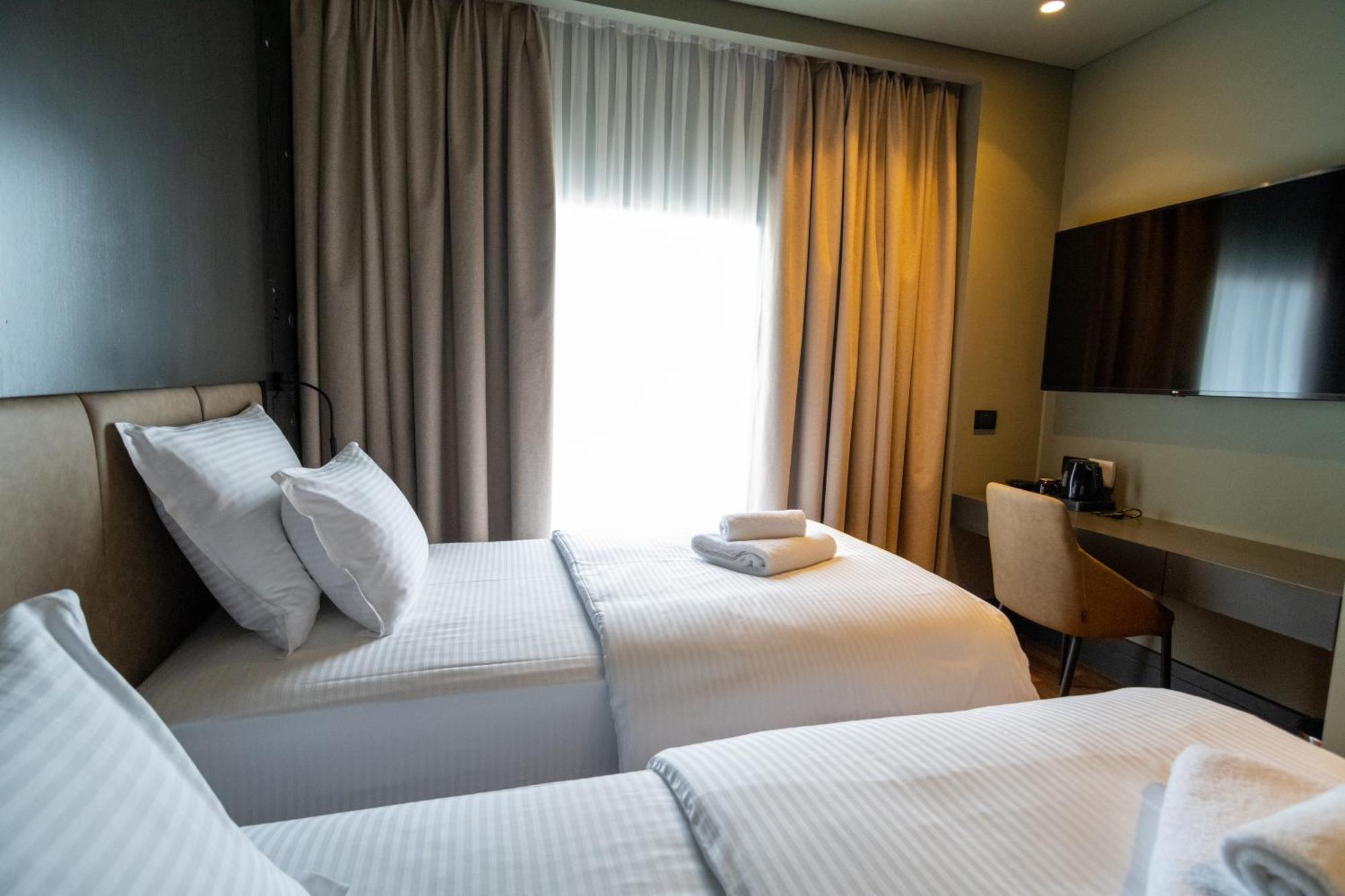 Arka Art Hotel ティラナ エクステリア 写真 A room at the hotel