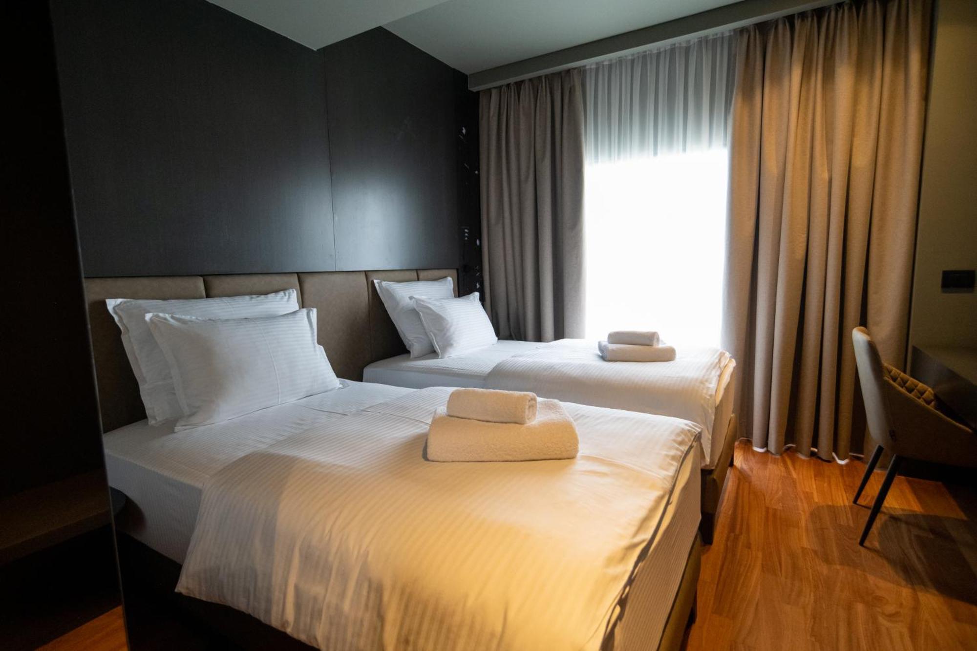 Arka Art Hotel ティラナ エクステリア 写真 A room at the hotel