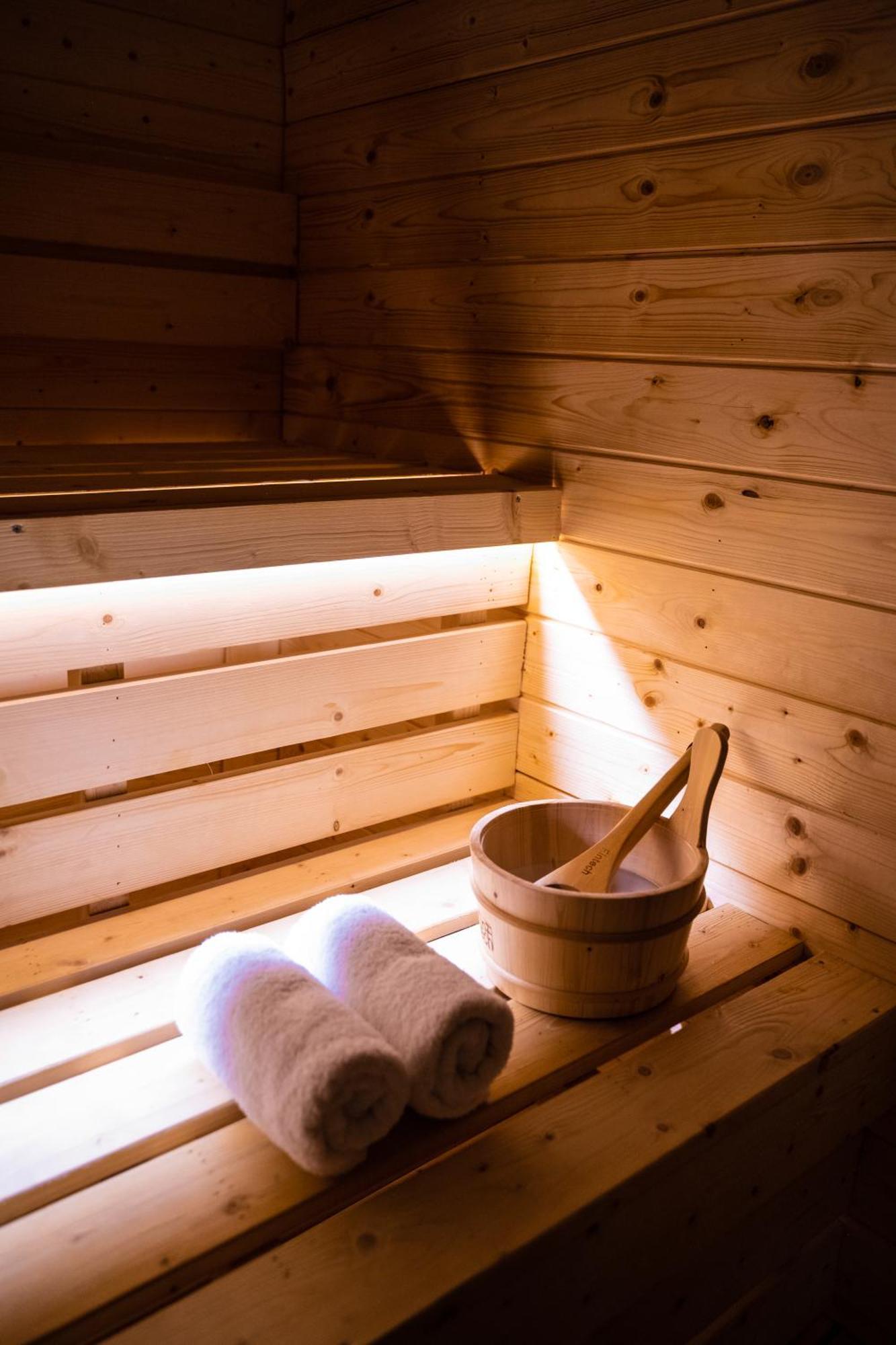Arka Art Hotel ティラナ エクステリア 写真 Sauna bucket and ladle