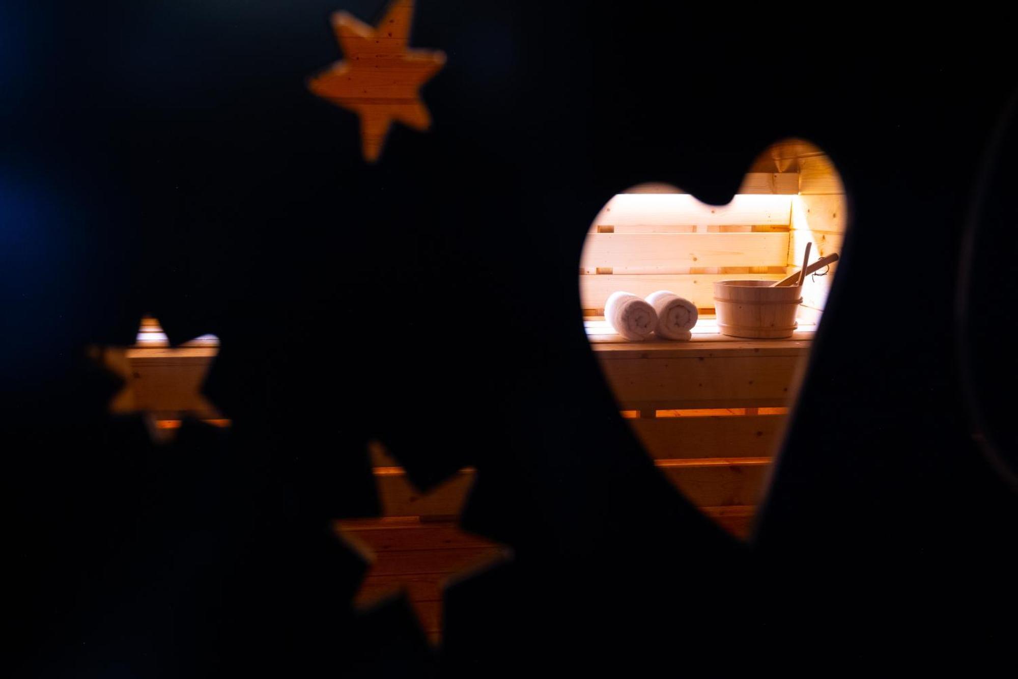 Arka Art Hotel ティラナ エクステリア 写真 A heart-shaped window