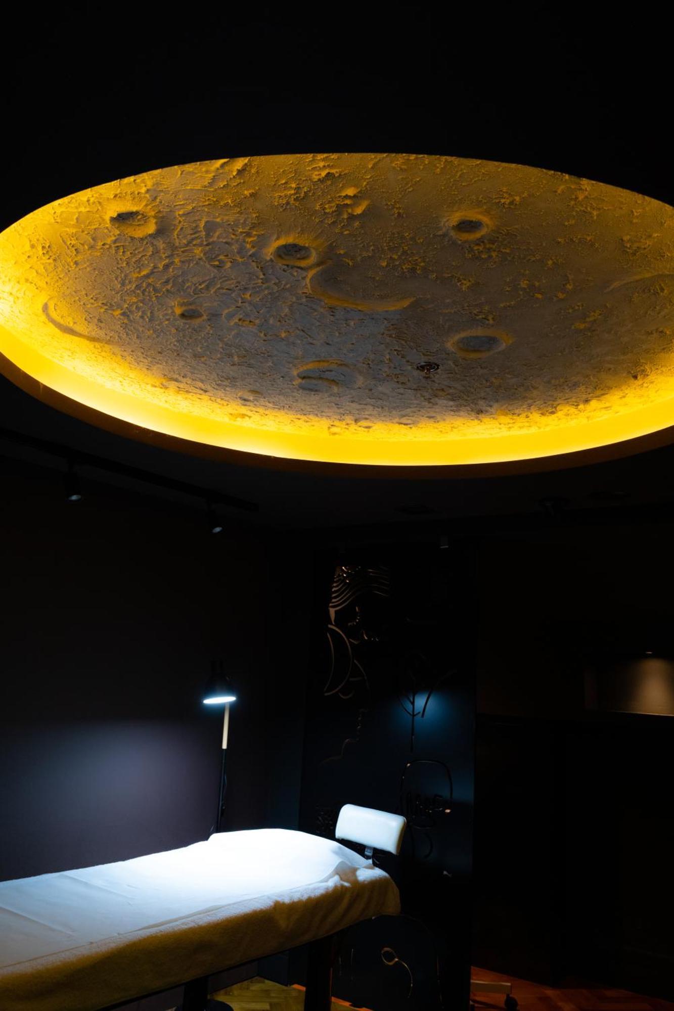 Arka Art Hotel ティラナ エクステリア 写真 The ceiling of the chapel