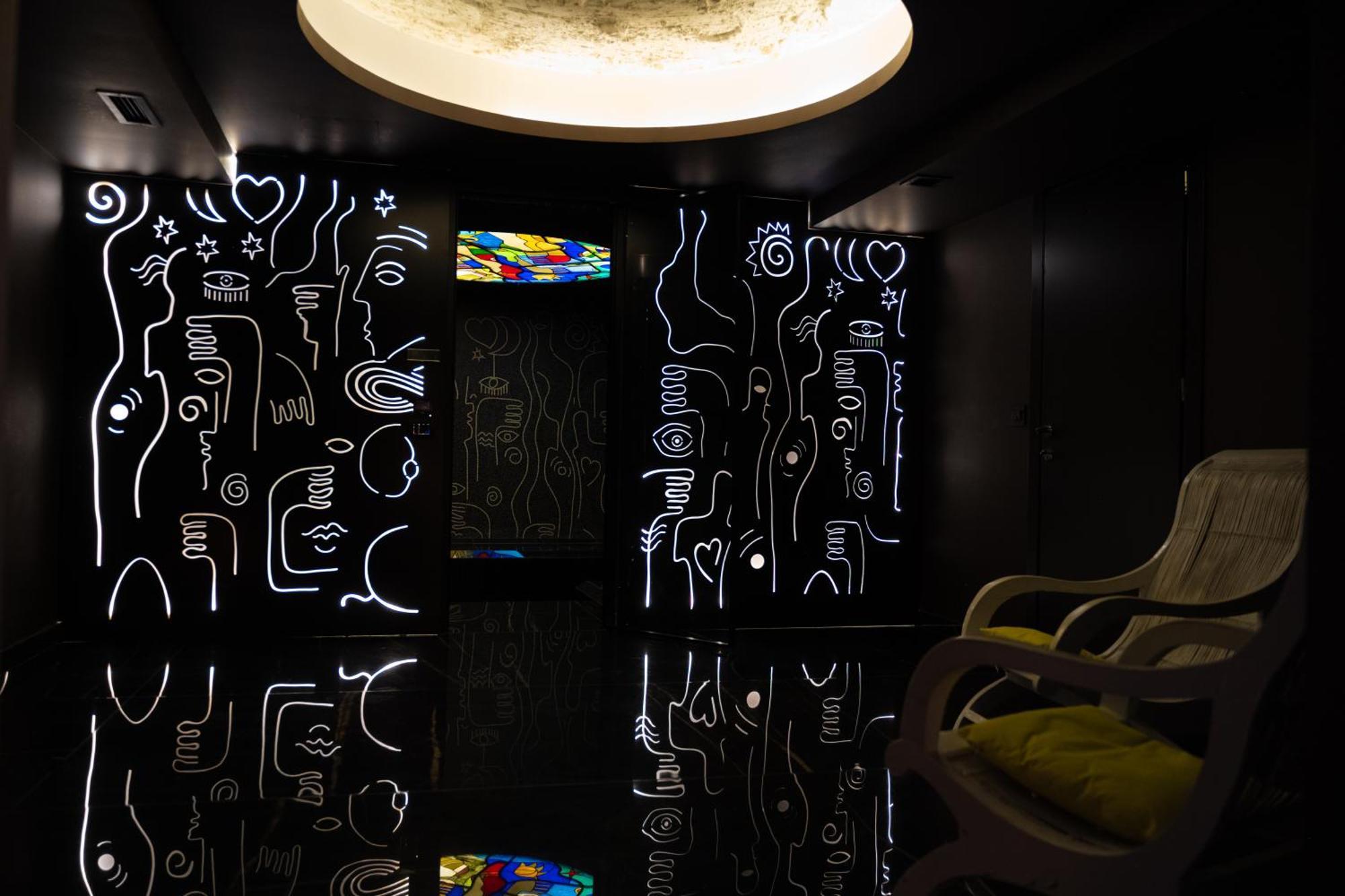 Arka Art Hotel ティラナ エクステリア 写真 The interior of the elevator