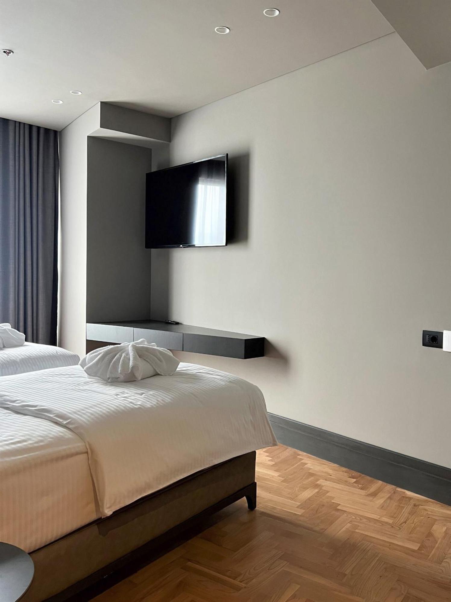 Arka Art Hotel ティラナ エクステリア 写真 A room at the hotel