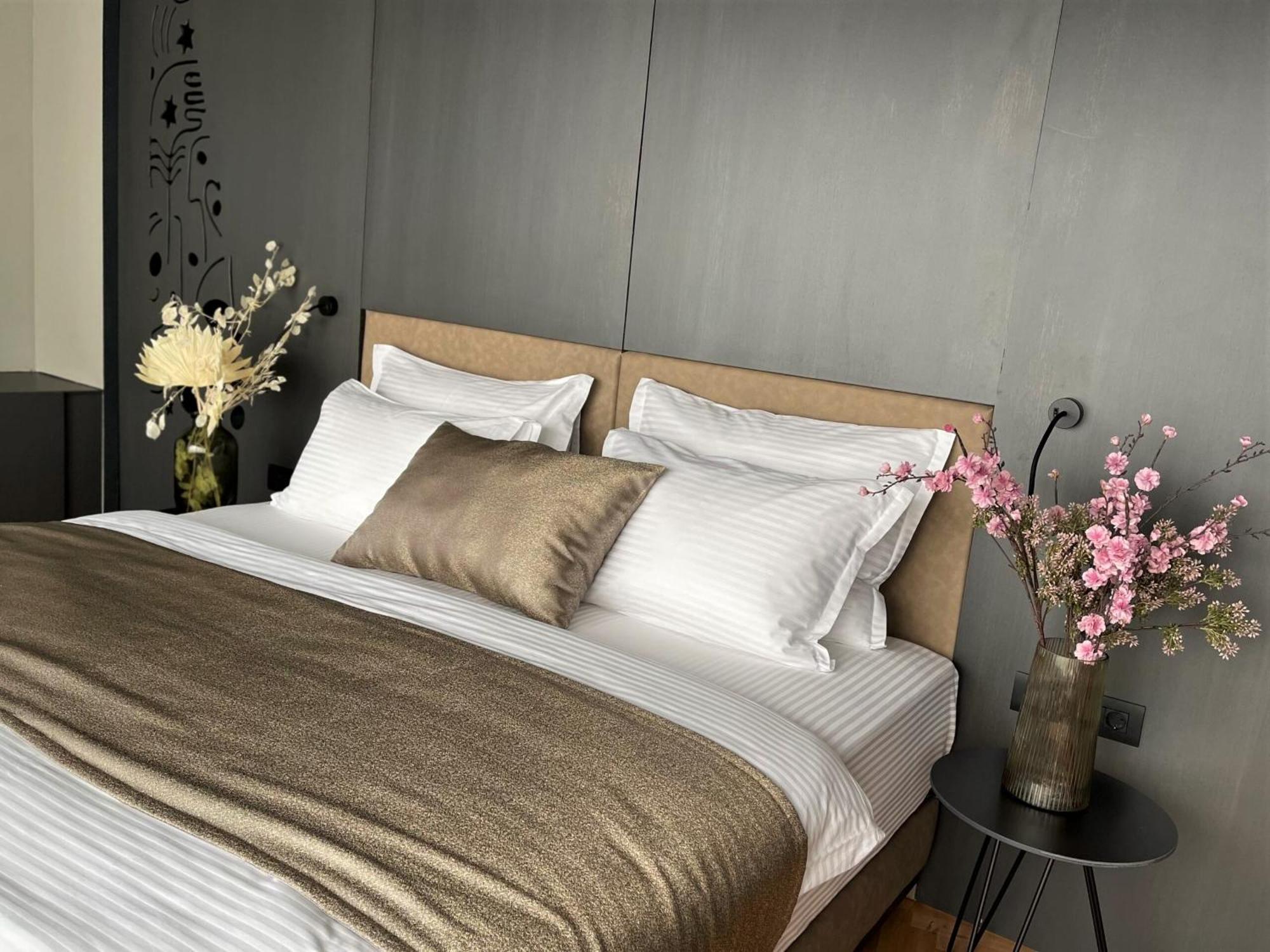Arka Art Hotel ティラナ エクステリア 写真 A bed with bed linen
