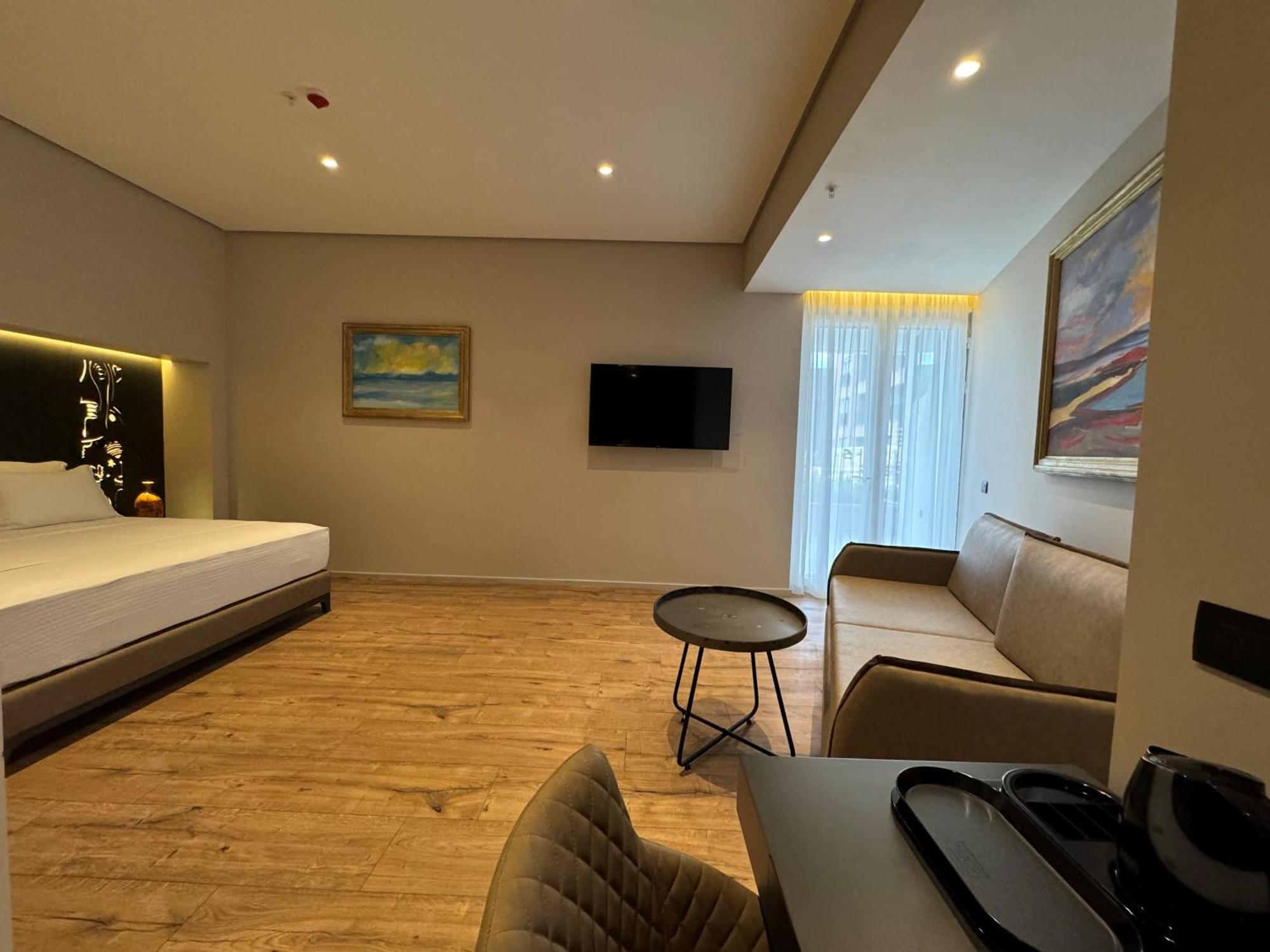Arka Art Hotel ティラナ エクステリア 写真 A room at the hotel