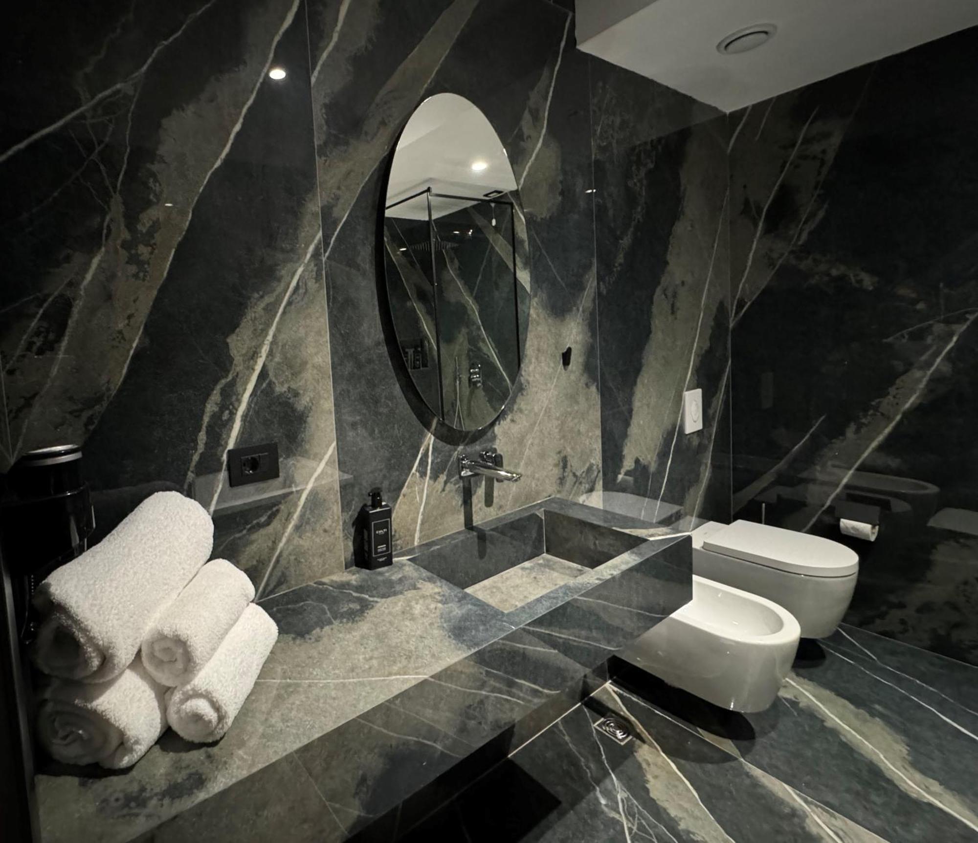 Arka Art Hotel ティラナ エクステリア 写真 Bathroom
