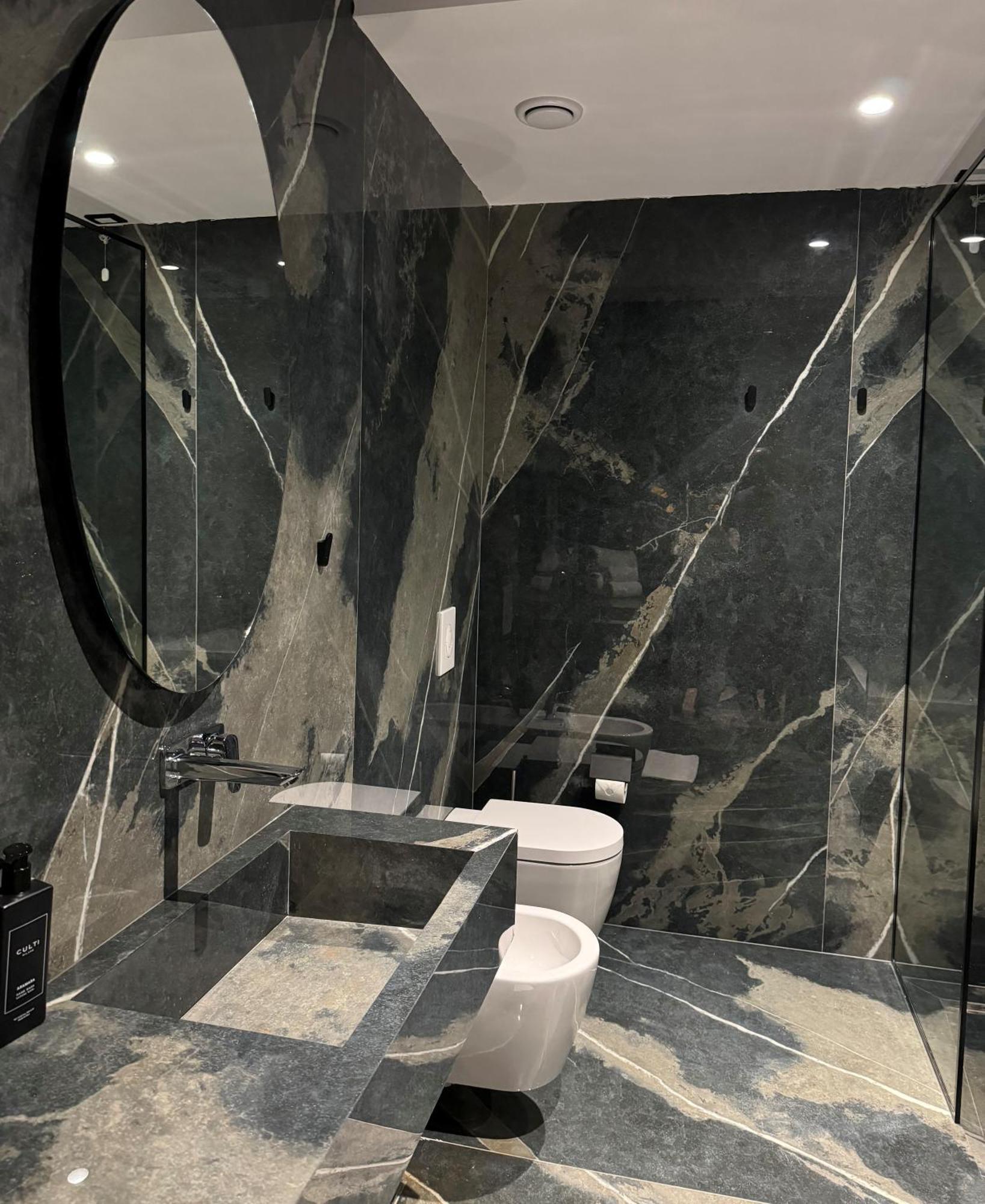Arka Art Hotel ティラナ エクステリア 写真 Bathroom in the house