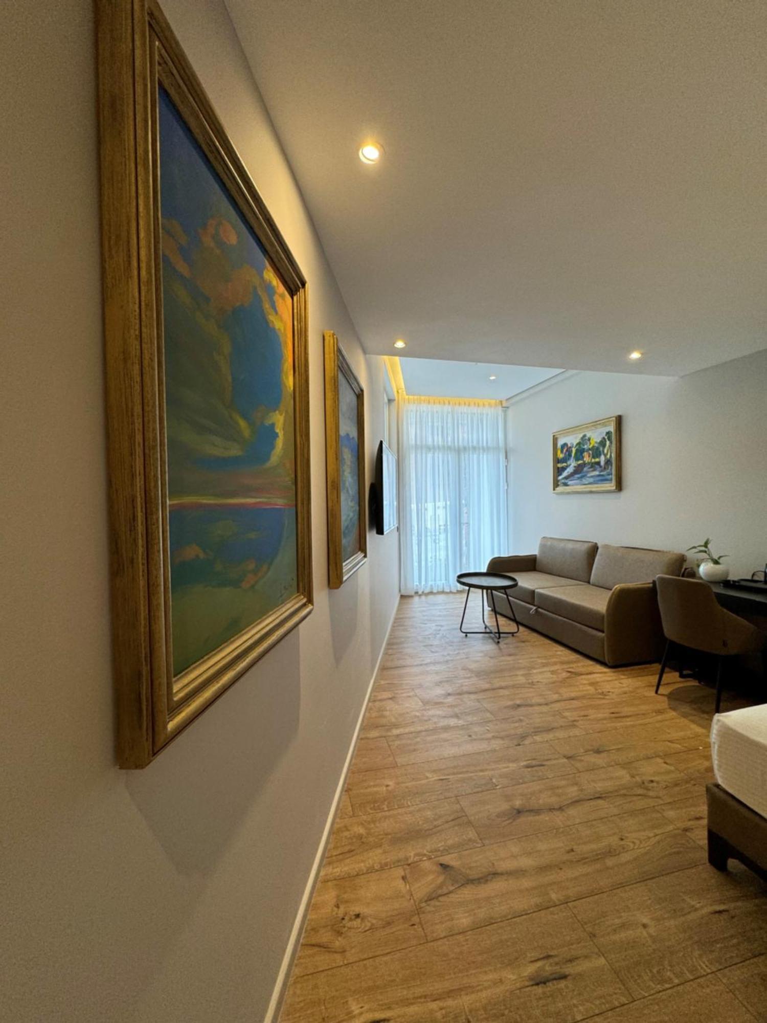 Arka Art Hotel ティラナ エクステリア 写真 A suite at the hotel