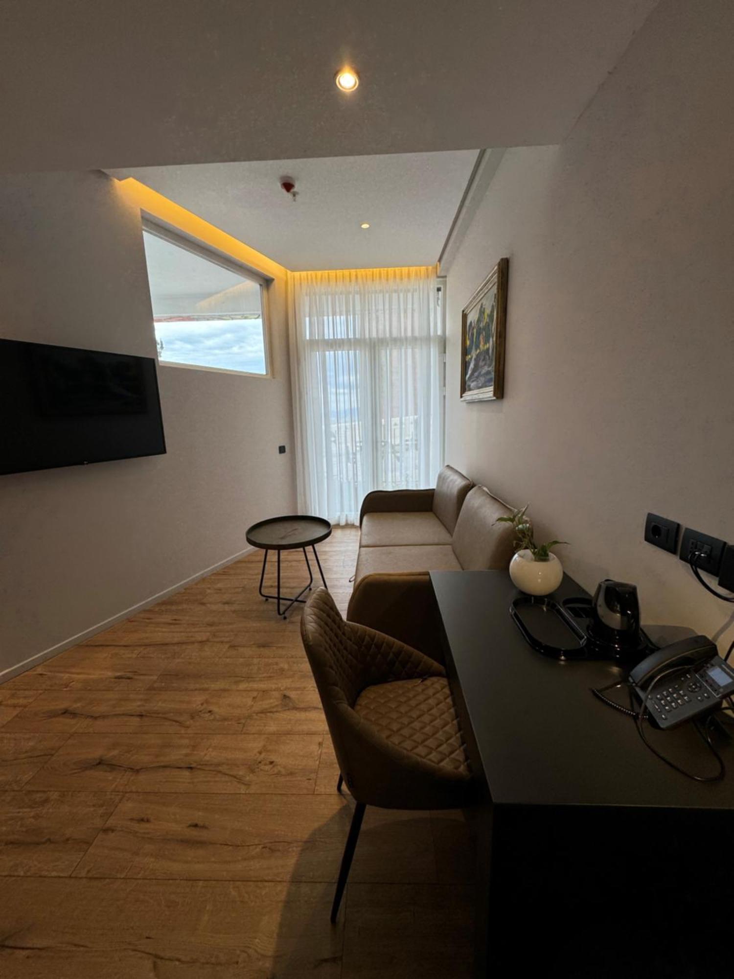 Arka Art Hotel ティラナ エクステリア 写真 A room at the hotel